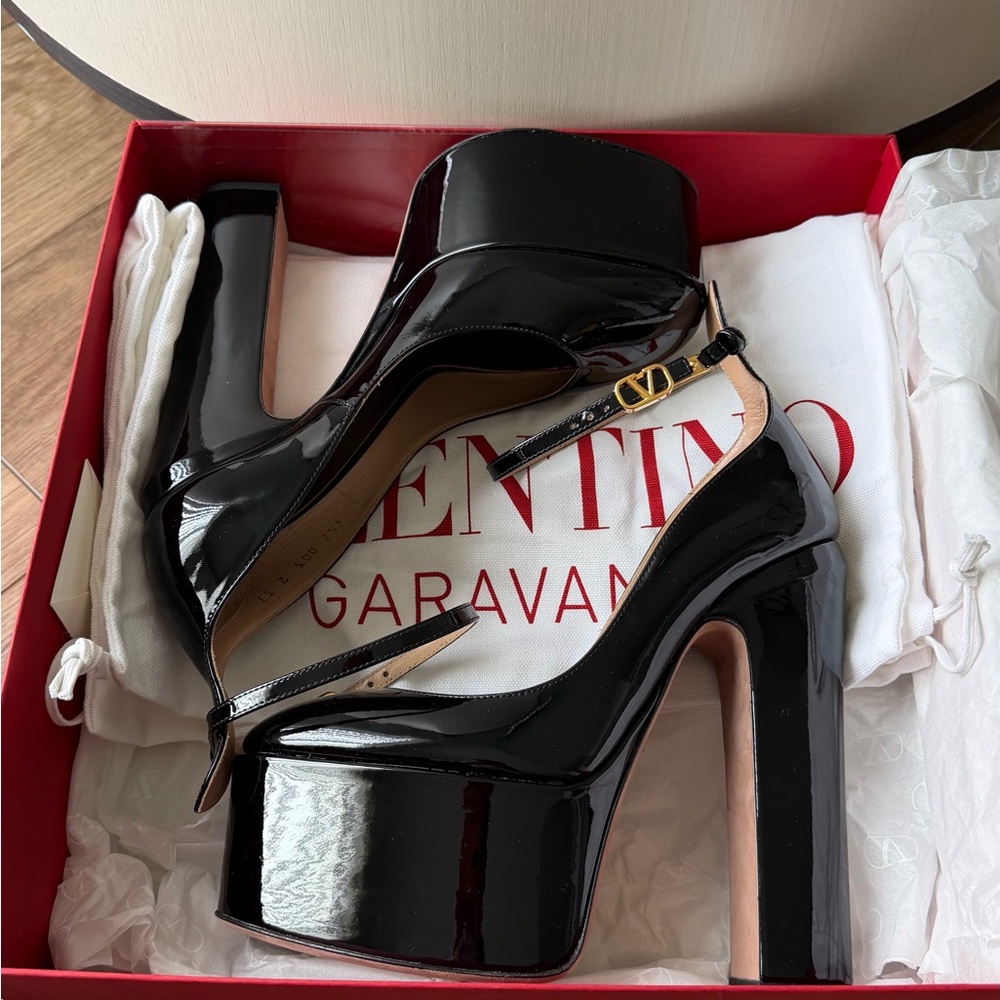 Valentino Garavani Tan Go Black Patent Platform Mary Jane Pumps Gold Buckle 37